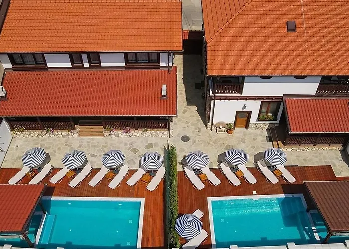 белите къщи